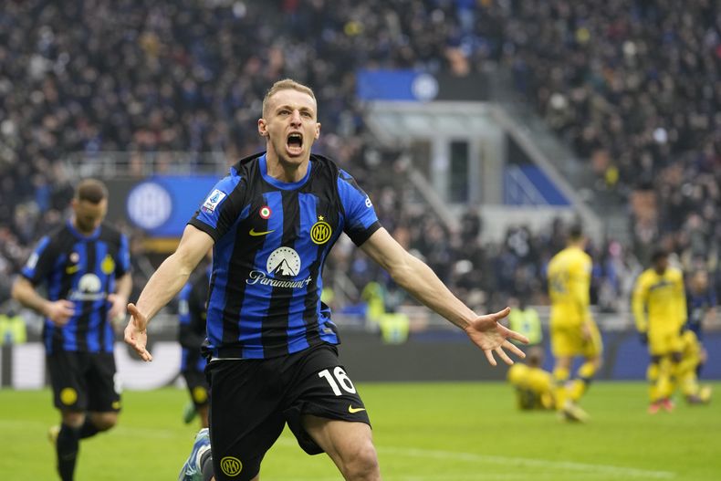 Davide Frattesi celebra tras anotar el segundo gol del Inter de Milán en el partido contra Hellas Verona en la Serie A, el sábado 6 de enero de 2024. (AP Foto/Antonio Calanni)