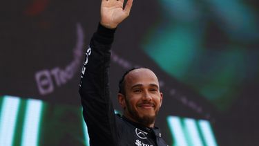 El piloto británico de Mercedes, Lewis Hamilton celebra su tercera posición en el Gran Premio de España de la Formula 1, en el circuito de Barcelona Cataluña en Montmeló, cerca de Barcelona, España, el domingo 23 de junio de 2024. (AP Foto/Joan Monfort)