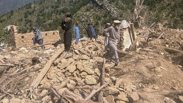 Vecinos buscan entre los escombros tras lo que el gobierno talibán de Afganistán describió como un ataque paquistaní nocturno contra una casa en un pueblo del distrito de Shaltan, en la provincia oriental de Kunar, Afganistán, el jueves 1 de octubre de 2026. (AP Foto/Hedayat Shah)