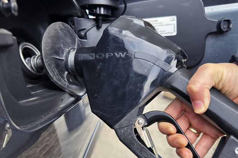 ARCHIVO - Un cliente bombea gasolina en una gasolinera en Mundelein, Illinois, Estados Unidos, el 8 de febrero de 2024. (AP Foto/Nam Y. Huh, archivo)