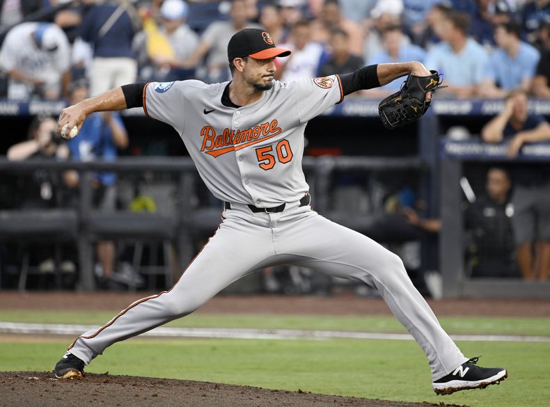 El pitcher de los Orioles de Baltimore Charlie Morton lanza en la primera entrada ante los Rays de Tampa Bay el jueves 19 de junio del 2025. (AP Foto/Jason Behnken)