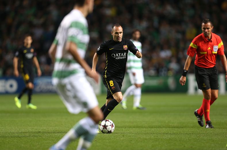 El jugador del Barcelona y de la selecci&oacute;n espa&ntilde;ola, Andr&eacute;s Iniesta, centro, controla el bal&oacute;n en un partido contra Celtic por la Liga de Campeones el martes, 1 de octubre de 2013, en Glasgow, Escocia. (AP Photo/Scott Heppell)