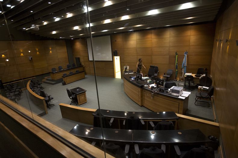 ARCHIVO - La sala del tribunal está desierta antes del comienzo del juicio a Mario Santoro en Río de Janeiro, 19 de setiembre de 2018. Una corte federal condenó al ingeniero brasileño a 27 años de prisión el jueves 22 de junio de 2023 tras su confesión de que asesinó a su exnovia Cecília Haddad en Australia en 2018. (AP Foto/Silvia Izquierdo, File)