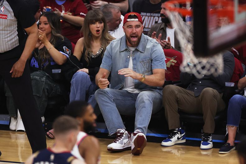 Taylor Swift y Travis Kelce observan el juego 3 de las finales de la Conferencia Oeste desde los asientos junto a la cancha entre los Cavaliers de Cleveland y los Knicks de Nueva York el sábado 23 de mayo del 2026. (AP Foto/Tim Phillis)