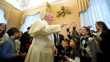 americateve | En imagen proporcionada por el diario del Vaticano, LOsservatore Romano, el papa Francisco es recibido por ni&ntilde;os durante una audiencia el viernes 21 de diciembre de 2013. El papa advirti&oacute; el s&aacute;bado a los administradores del Vaticano