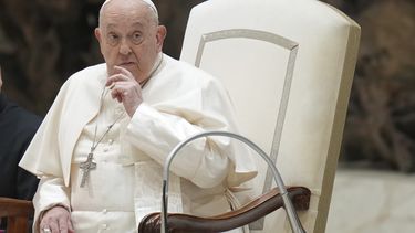 El papa Francisco asiste a su audiencia general en la sala Pablo VI del Vaticano, el miércoles 8 de enero de 2025. (AP Foto/Alessandra Tarantino)