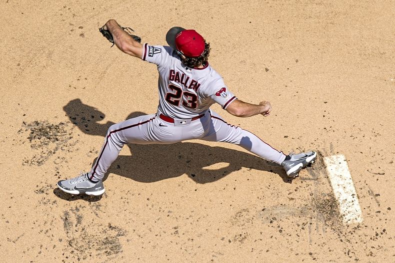 Zac Gallen de los Diamondbacks de Arizona lanza ante los Cerveceros de Milwaukee, el miércoles 21 de junio. (AP Foto/Morry Gash)