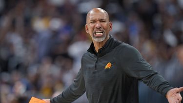 ARCHIVO - Monty Williams, entrenador de los Suns de Phoenix, discute una decisión arbitral durante el quinto partido de las semifinales de la Conferencia del Oeste ante los Nuggets de Denver, el martes 9 de mayo de 2023 (AP foto/David Zalubowski)