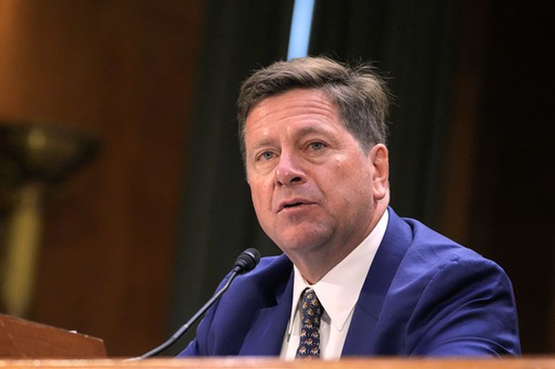 Jay Clayton declara ante la Comisión de Inteligencia del Senado en el Congreso en Washington, el 15 de julio del 2026. (AP foto/Mariam Zuhaib)