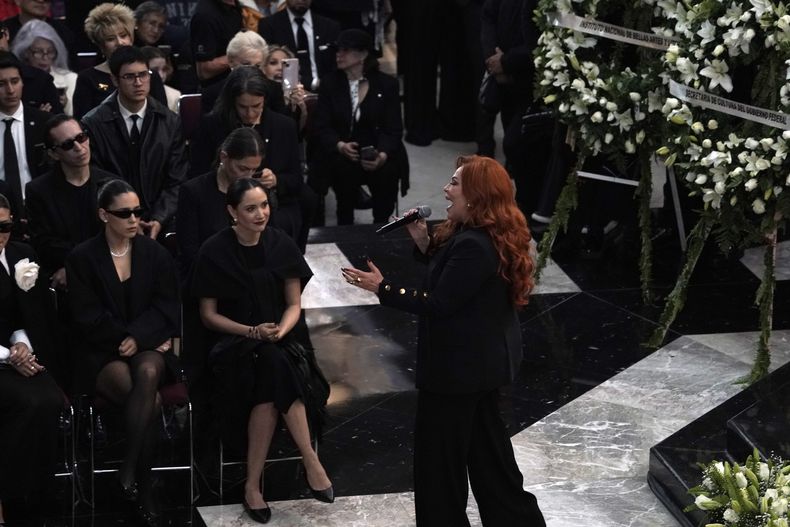 María del Sol canta durante el funeral de la actriz mexicana Silvia Pinal en el Palacio de Bellas Artes, en la Ciudad de México, el sábado 30 de noviembre de 2024. Pinal, una actriz de la Época de Oro de cine mexicano de las décadas de 1940 y 1950 murió el jueves. Tenía 93 años. (Foto AP/Aurea Del Rosario)