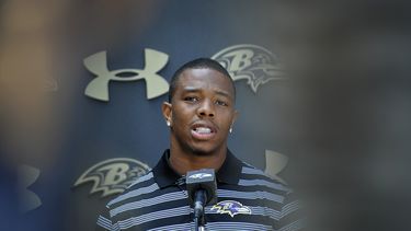 americateve | El jugador de los Ravens, Ray Rice, habla en conferencia de prensa el jueves, 31 de julio de 2014, en Owings Mills, Maryland. (AP Photo/Gail Burton)