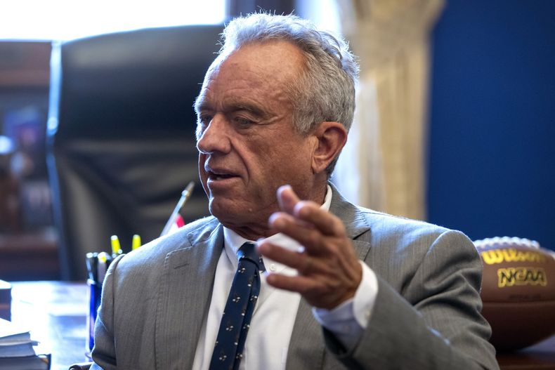 Robert Kennedy Jr., nominado por el presidente electo Donald Trump para secretario de Salud y Servicios Humanos, habla el 17 de diciembre de 2024 en Washington. (AP foto/Mark Schiefelbein)