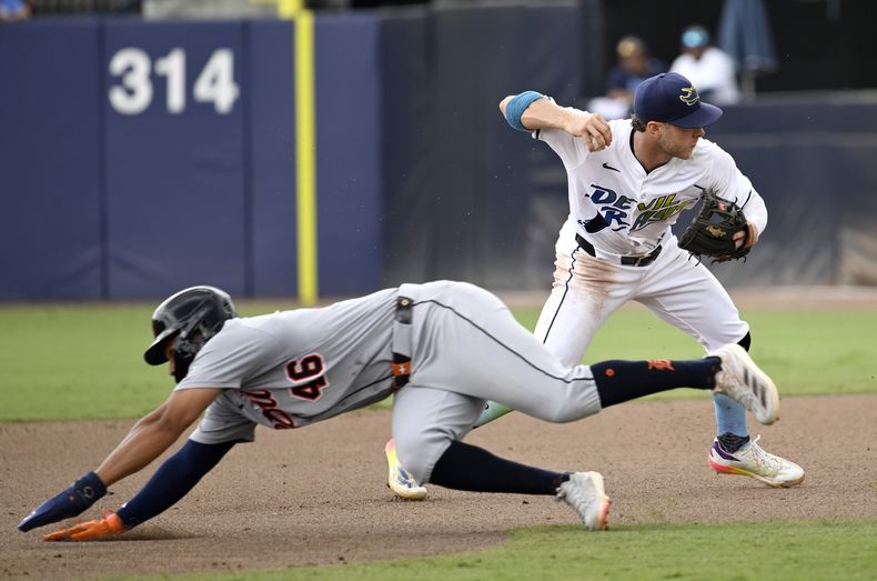Wenceel Pérez (46) de los Tigres de Detroit llega quieto a la segunda base mientras el campocorto Taylor Walls (6) de los Rays de Tampa Bay lanza a primera durante la octava entrada de un partido de béisbol el sábado 21 de junio de 2025, en Tampa, Florida. (AP Photo/Jason Behnken)