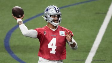 Dak Prescott, quarterback de los Cowboys de Dallas, entrena el miércoles 28 de agosto de 2024, en Frisco, Texas (AP Foto/Tony Gutiérrez)