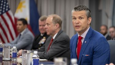 El secretario de Defensa de Estados Unidos, Pete Hegseth, asiste a una reunión con el presidente filipino, Ferdinand Marcos Jr., en el Pentágono, el lunes 21 de julio de 2025, en Washington. (AP Foto/Mark Schiefelbein)
