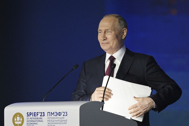 En esta foto distribuida por la agencia Ria Novosti, el presidente ruso Vladímir Putin se dirige a una reunión plenaria del Foro Económico Internacional en San Petersburgo, Rusia, viernes 16 de junio de 2023. (Alexei Danichev/Photo host Agency RIA Novosti via AP)