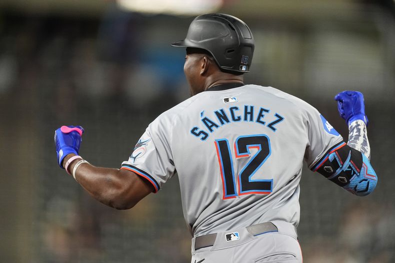 El dominicano Jesús Sánchez festeja tras conseguir un jonrón de tres carreras en la novena entrada del juego ante los Rockies de Colorado, el martes 27 de agosto de 2024 (AP Foto/David Zalubowski)