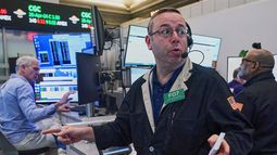 El operador Matthew Hefter, en el centro, trabaja en la sala de operaciones de la Bolsa de Nueva York, el jueves 23 de abril de 2026. (AP Foto/Richard Drew)