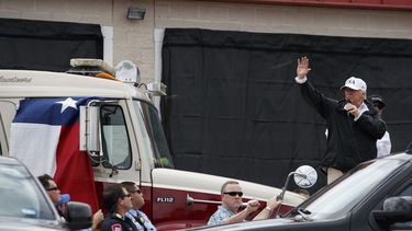 trump ofrece a los texanos garantias de una recuperacion