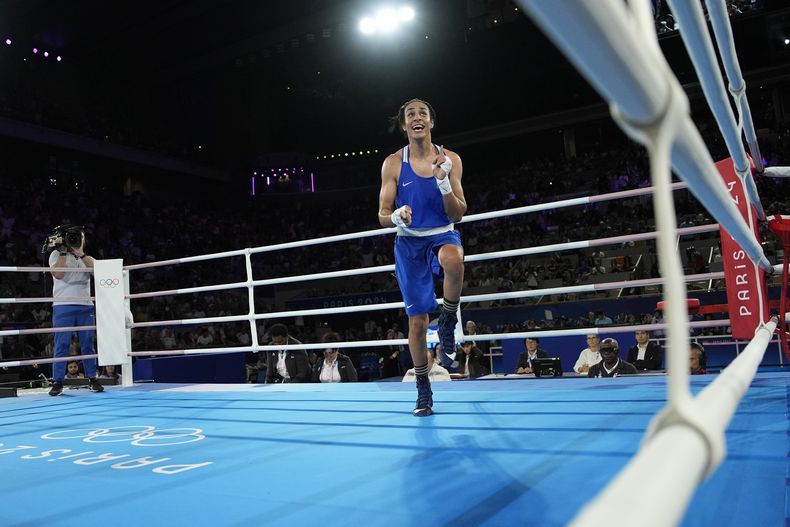 La argelina Imane Khelif celebra luego de imponerse a la tailandesa Janjaem Suwannapheng en la semifinal de boxeo de los Juegos Olímpicos, categoría de los 66 kilogramos, el lunes 6 de agosto de 2024, en París (AP Foto/John Locher)