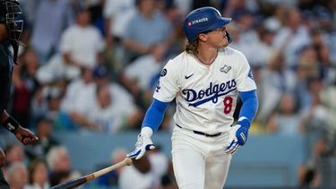 ARCHIVO - Foto del 29 de octubre del 2025, Kiké Hernández de los Dodgers de Los Ángeles observa su jonrón en la tercera entrada del juego 5 de la Serie Mundial ante los Azulejos de Toronto. (AP Foto/Ashley Landis, Archivo)