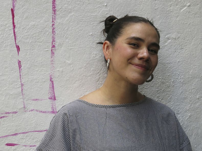La cantautora mexicana Pahua posa para una fotografía durante una entrevista para promocionar su álbum Cerca del lugar, en la Ciudad de México, el lunes 18 de agosto de 2025. (Foto AP/Berenice Bautista)