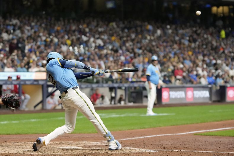 Christian Yelich, de los Cerveceros de Milwaukee, bata un jonrón de dos carreras en el duelo ante los Cardenales de San Luis, el viernes 12 de septiembre de 2025 (AP Foto/Morry Gash)