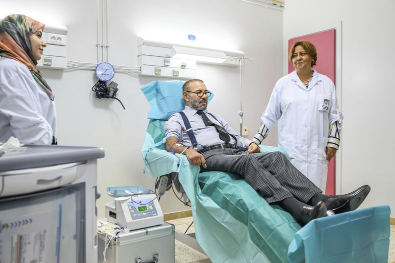En esta foto difundida por el Palacio Real de Marruecos, el rey Mohammed VI, al centro, dona sangre para las víctimas del sismo del 8 de septiembre en el hospital escuela Mohammed VI en Marrakech, Marruecos, el martes 12 de septiembre de 2023. (Palacio Real de Marruecos vía AP)