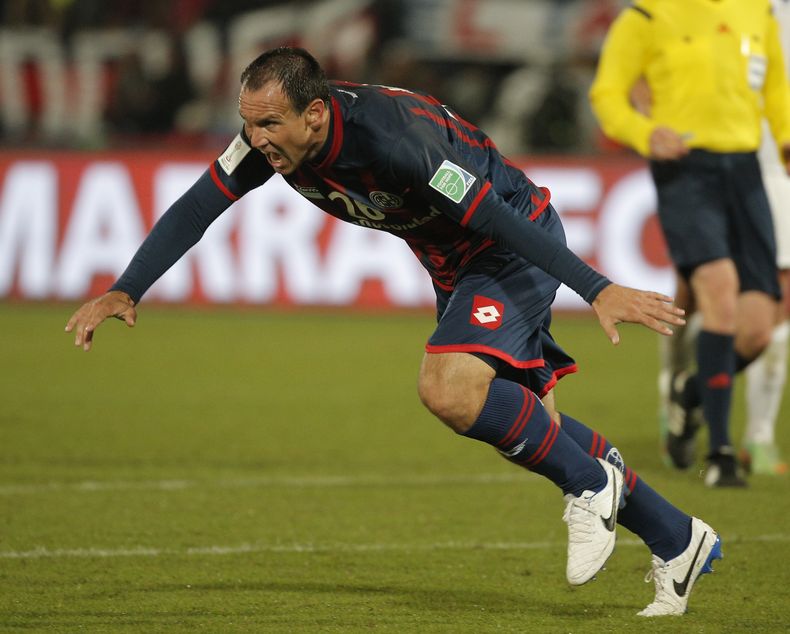 Mauro Matos, de San Lorenzo de Argentina, festeja luego de anotar en la semifinal del Mundial de Clubes frente al Auckland de Nueva Zelanda, el mi&eacute;rcoles 17 de diciembre de 2014 (AP Foto/Christophe Ena)