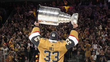 Adin Hill, portero de los Golden Knights de Las Vegas, alza la Copa Stanley, tras el triunfo ante los Panthers de Florida en el quinto partido de la serie, el martes 13 de junio de 2023 (AP Foto/John Locher)