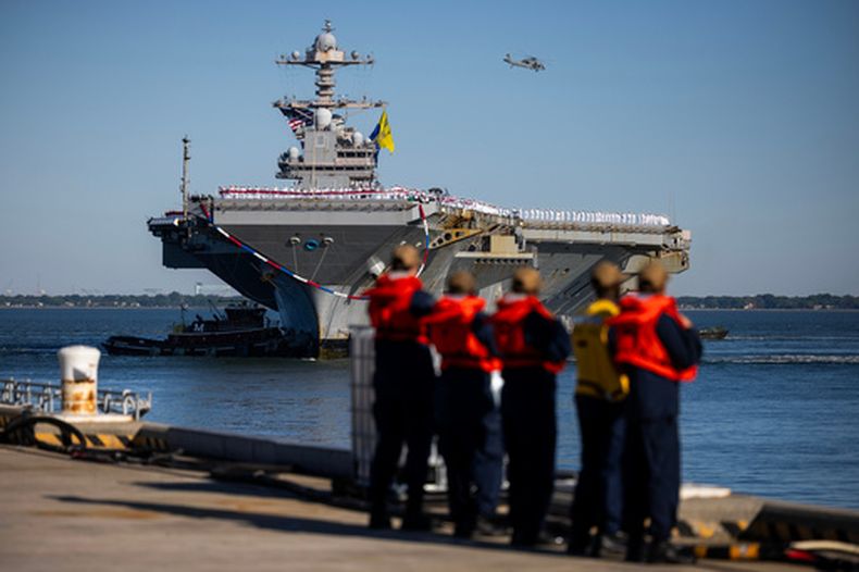 El USS Gerald R. Ford atraca en el Muelle 11 de la Estación Naval Norfolk en Norfolk, Virginia, el sábado 16 de mayo de 2026, tras un despliegue de 11 meses. (Kendall Warner/The Virginian-Pilot vía AP)