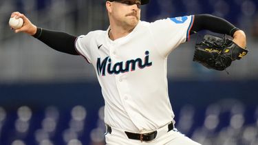 El lanzador abridor de los Marlins de Miami, Janson Junk, lanza durante la primera entrada de un partido de béisbol contra los Marineros de Seattle, el jueves 9 de julio de 2026, en Miami. (Foto AP/Lynne Sladky)