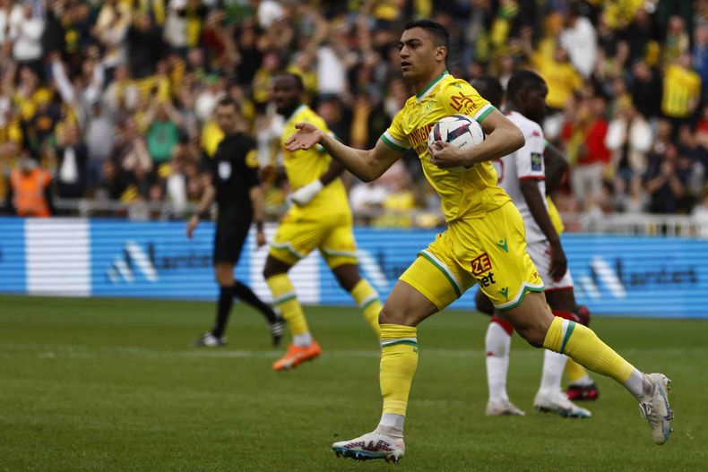 ARCHIVO - Mostafa Mohamed de Nantes tras marcar un gol ante Mónaco, el domingo 9 de abril de 2023, en Nantes. (AP Foto/Jeremías González)