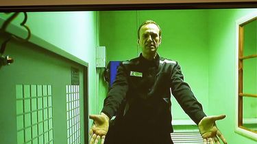 El encarcelado líder opositor ruso Alexei Navalny visto en una pantalla de televisión, al aparecer por videoenlace proveido por el Servicio Penitenciario de Rusia ante el tribunal de Moscú el 18 de octubre de 2022. (Foto AP)