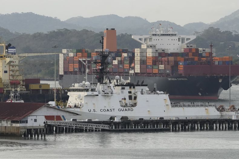 ARCHIVO - Un barco de la Guardia Costera de Estados Unidos atraca en una base naval a lo largo del Canal de Panamá, el jueves 13 de marzo de 2025, en Ciudad de Panamá. (Foto AP/Matías Delacroix, Archivo)