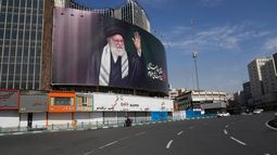 Un cartel con la imagen del fallecido líder supremo iraní, el ayatolá Alí Jamenei, asesinado en ataques de Estados Unidos e Israel, se ve sobre una plaza vacía en Teherán, Irán, el jueves 5 de marzo de 2026. (AP Foto/Vahid Salemi)