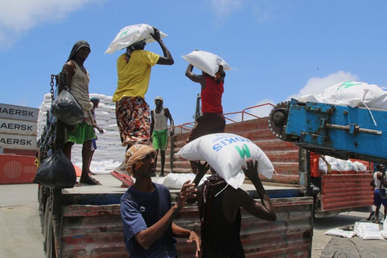 Trabajadores cargan mercancías en el puerto de Mogadiscio, Somalia, el domingo 13 de septiembre de 2026. (Foto AP/Farah Abdi Warsameh)