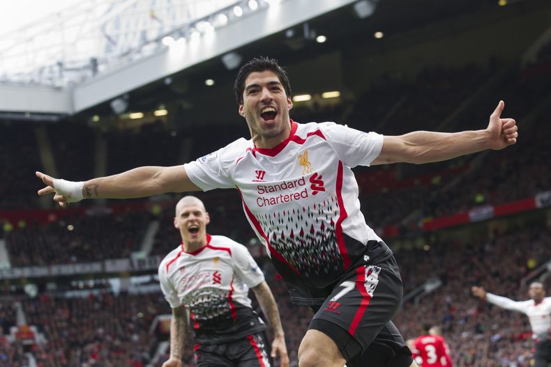 Luis Su&aacute;rez festeja un gol contra Manchester United el 16 de marzo del 2014. El delantero del Liverpool fue elegido el mejor jugador del a&ntilde;o en la Liga Premier tanto por sus colegas como por los cronistas de f&uacute;tbol de Inglaterra. (AP