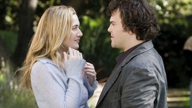 Esta imagen proporcionada por Sony Pictures muestra a Kate Winslet, izquierda, y Jack Black en una escena de The Holiday. (Sony Pictures vía AP)