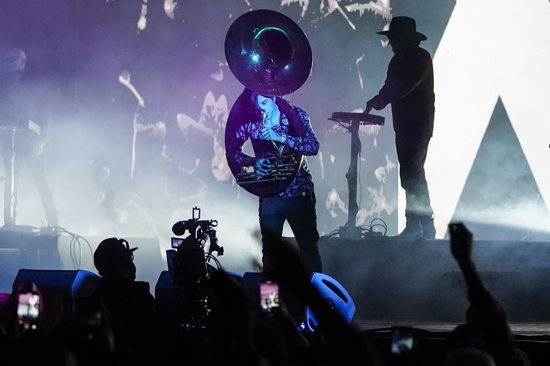 El colectivo Nortec durante su concierto en el festival Arre en la Ciudad de México el domingo 8 de septiembre de 2024. (Foto AP/Felix Marquez)