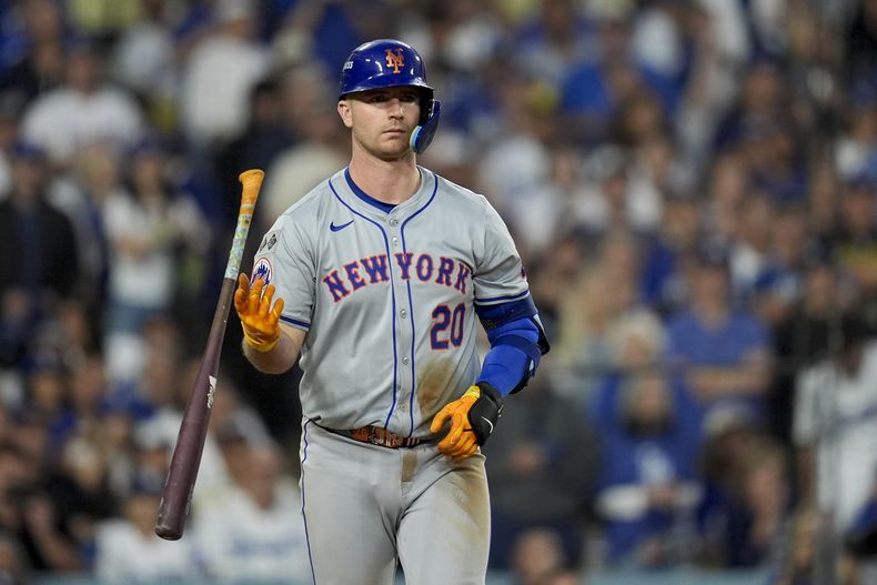 ARCHIVO - Pete Alonso se dirige a la inicial tras negociar un boleto en el primer juego de la Serie de Campeonato de la Liga Nacional ante los Dodgers de Los Ángeles, el domingo 13 de octubre de 2024 (AP Foto/Gregory Bull, archivo)