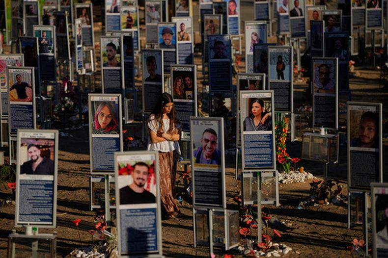 Una persona recuerda el tercer aniversario del ataque de Hamás a Israel el 7 de octubre de 2023 en el sitio donde se celebraba el festival de música Nova y donde cientos de asistentes mueron o fueron secuestrados, cerca del kibbutz Reim, en el sur de Israel, el 7 de octubre de 2026. (AP Foto/Ohad Zwigenberg)
