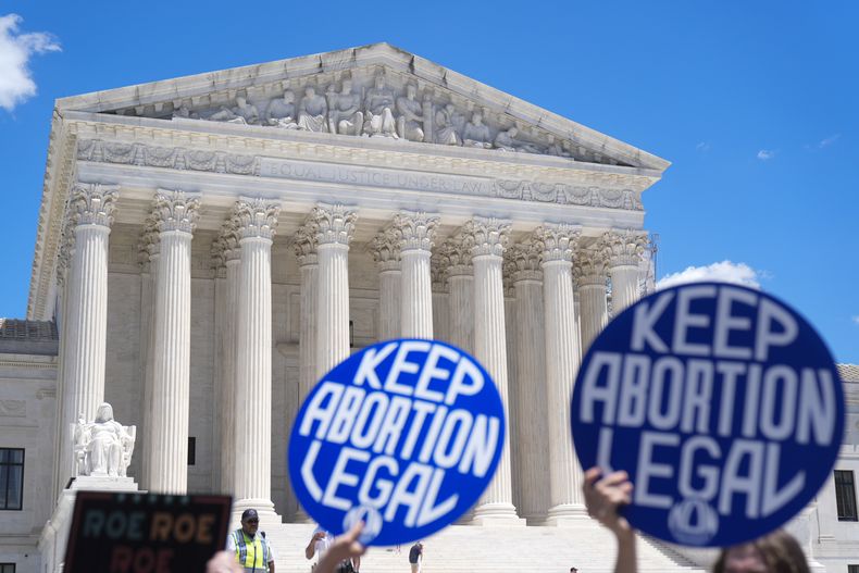 Activistas a favor del derecho de una mujer a decidir sobre si aborta o no protestan frente a la Corte Suprema en Washington el 24 de junio del 2024. (AP foto/Mark Schiefelbein)