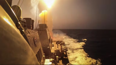 un buque de guerra de eeuu y barcos comerciales fueron atacados en el mar rojo