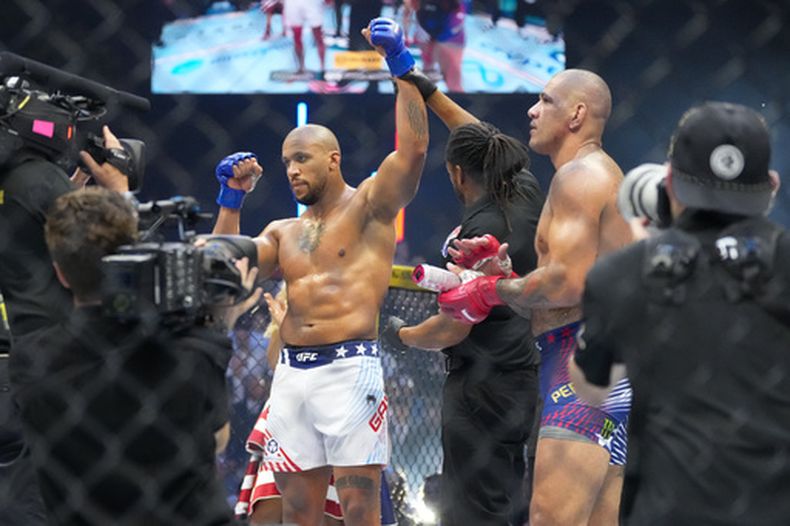 Ciryl Gane gana el combate por el título interino de peso pesado contra Alex Pereira, a la derecha, en el evento UFC Freedom 250, celebrado en el jardín sur de la Casa Blanca el lunes 15 de junio de 2026 en Washington. (Foto AP/Alex Brandon)