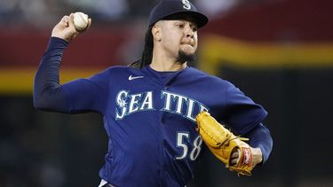 El abridor de los Marineros de Seattle Luis Castillo lanza en la primera entrada del juego ante los Diamondbacks de Arizona en Phoenix el domingo 30 de julio del 2023. (AP Foto/Ross D. Franklin)