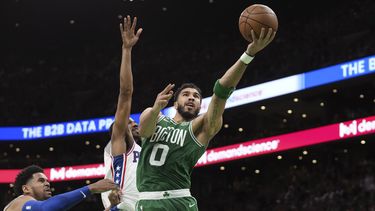 Jayson Tatum (0), encesta por los Celtics de Boston ante los 76ers de Filadelfia, el domingo 14 de mayo de 2023, en Boston. (AP Foto/Steven Senne)