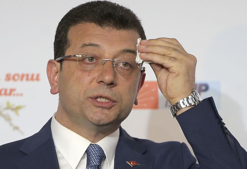 ARCHIVO - Ekrem Imamoglu, candidato a la alcaldía de Estambul con el Partido Republicano del Pueblo, o CHP, se limpia el sudor de la frente durante una conferencia de prensa tras las elecciones locales, en Estambul, Turquía, el 31 de marzo de 2019. (AP Foto/archivo)