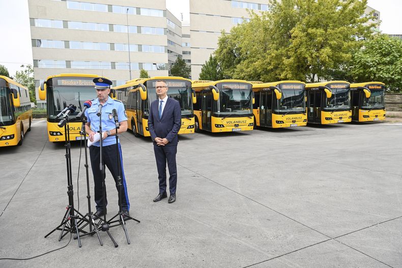 El secretario de Estado de Hungría, Bence Rétvari (derecha) y el subjefe de la Policía Nacional, Janos Kuczik durante una conferencia de prensa en la estación de autobuses de Nepliget, en Budapest, Hungría, el viernes 6 de septiembre de 2024. (Tibor Illyes/MTI vía AP)