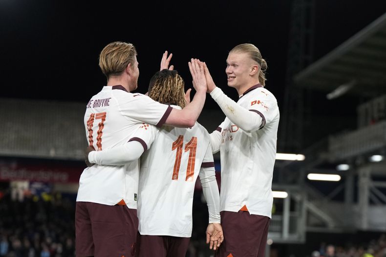Erling Haaland del Manchester City celebra con sus compañeros tras anotar su tercer gol en el encuentro ante el Luton en la quinta ronda de la Copa FA, el martes 27 de febrero del 2024. (AP Foto/Alastair Grant)